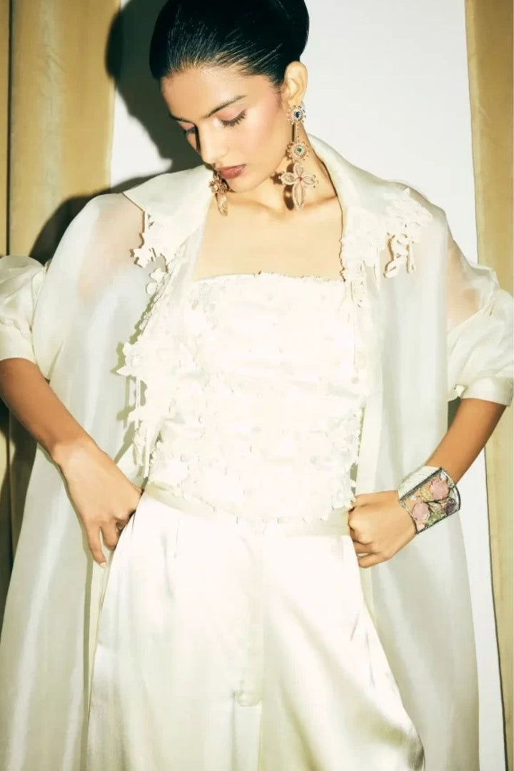 “Moulin Cape” with Nacre Corset and Noir Pants