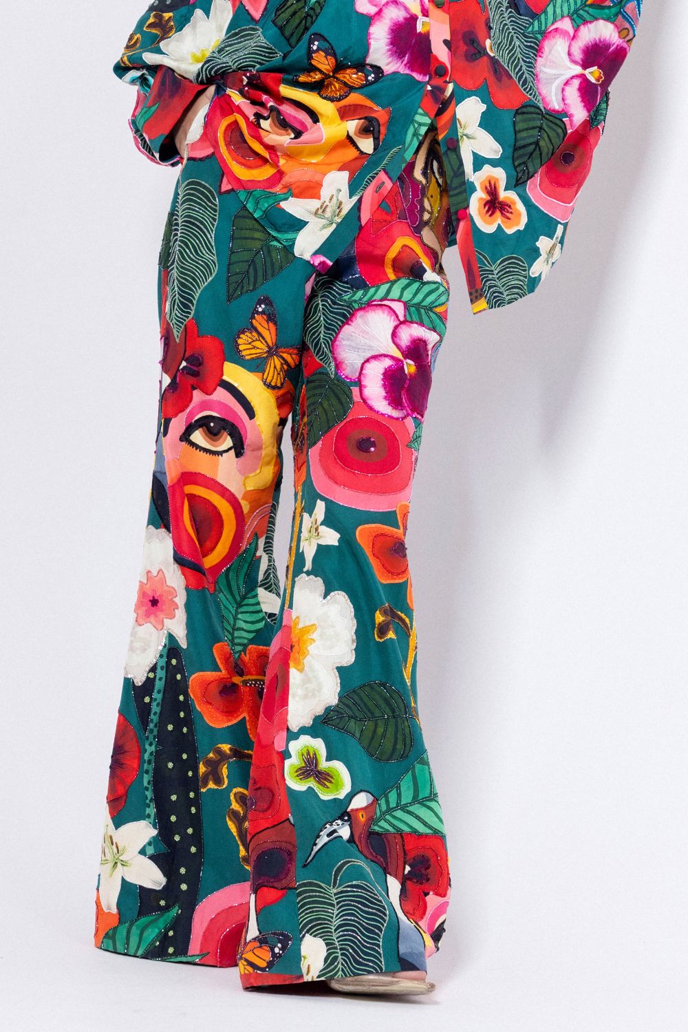 Highlighted flared trouser