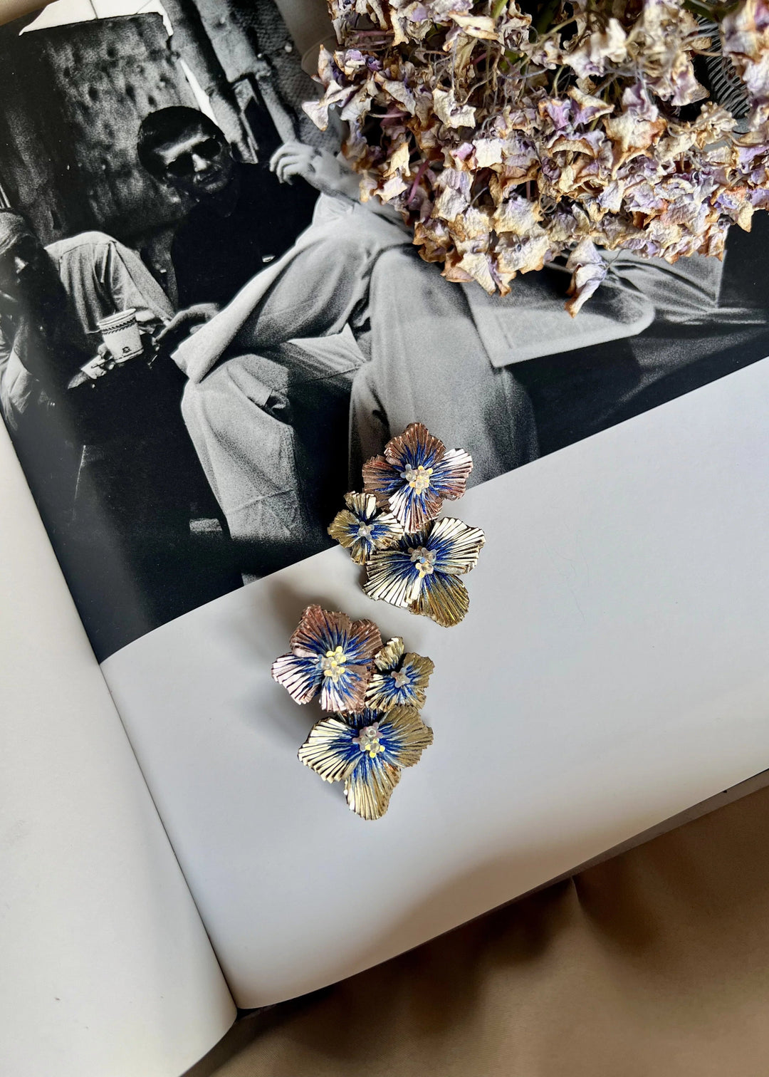 Iguana Hydrangea Trio midi studs in blue