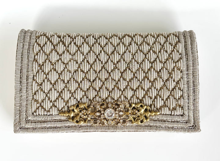 THE PIQUÉ CLUTCH