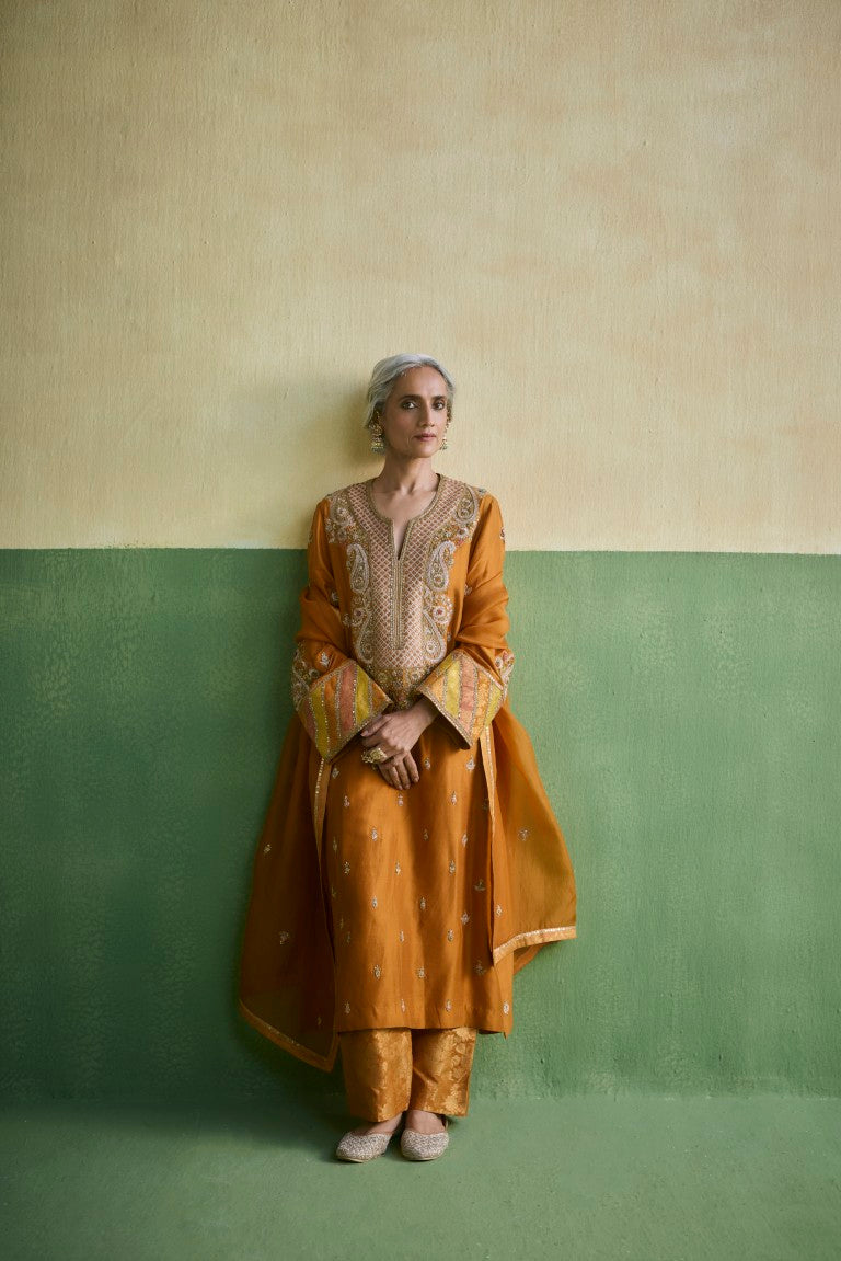 Booti Long Kurta With Brocade Pant & Organza Dupatta